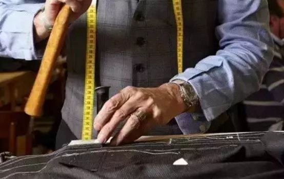 定制西服套裝從哪幾個方面看是否裁剪適宜